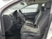 ✅ 2009 Volkswagen Rabbit S • VIN: WVWDB71K79W085935 • Lot: 60697594. Wystawiony na Copart z przebiegiem 102 780 mil. Bezpłatny archiwum sprzedaży aukcyjnych z USA i szczegółowy raport historii pojazdu na DreamBid. Zdjęcie 7.