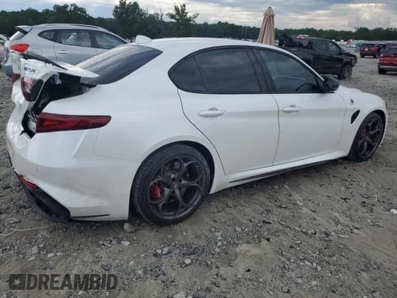 ✅ 2021 Alfa Romeo Giulia Quadrifoglio • VIN: ZARFAMEV6M7648559 • Lot: 60472794. Wystawiony na Copart z przebiegiem 22 622 mil. Bezpłatny archiwum sprzedaży aukcyjnych z USA i szczegółowy raport historii pojazdu na DreamBid. Zdjęcie 3.