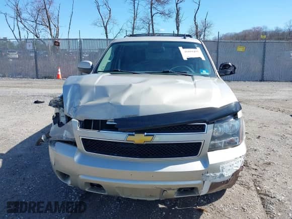 2014 Chevrolet Suburban LT z VIN 1GNSKJE71ER145069, wystawiony jako IAAI lot #41855455 z przebiegiem 197 617 mil mil oraz . Historia ofert i sprzedaży dostępna na DreamBid. Obrazek 12.