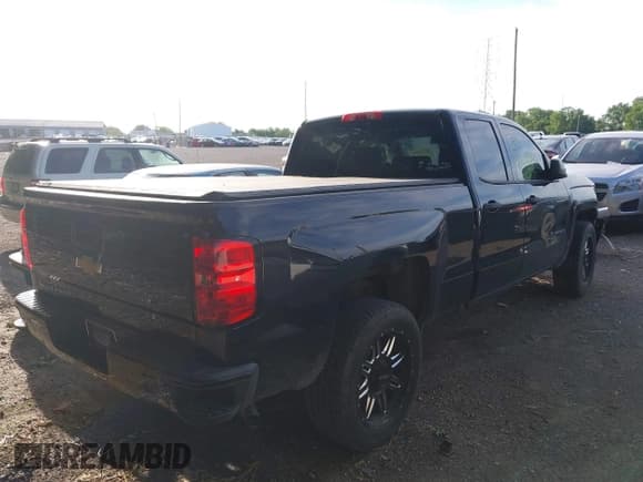 ✅ 2018 Chevrolet Silverado 1500 Custom • VIN: 1GCRCPEH9JZ222037 • Lot: 42279345. Wystawiony na IAAI z przebiegiem 81 742 mil. Bezpłatny archiwum sprzedaży aukcyjnych z USA i szczegółowy raport historii pojazdu na DreamBid. Zdjęcie 4.