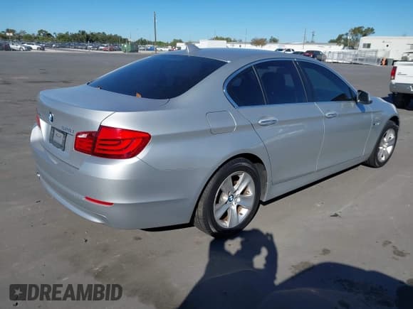 ✅ 2013 BMW 5 Series 528i xDrive • VIN: WBAXH5C5XDD109069 • Lot: 43816861. Wystawiony na IAAI z przebiegiem 117 792 mil. Bezpłatny archiwum sprzedaży aukcyjnych z USA i szczegółowy raport historii pojazdu na DreamBid. Zdjęcie 4.
