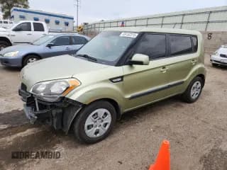 ✅ 2013 Kia Soul • VIN: KNDJT2A58D7574912 • Лот: 69152315. Опубликован ранее на Copart с пробегом 174 160 миль. Бесплатный доступ к архиву аукционных продаж из США и подробный отчёт об истории автомобиля на DreamBid. Изображение 1.