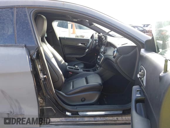 ✅ 2019 Mercedes-Benz CLA 250 • VIN: WDDSJ4EB4KN698650 • Lot: 43721008. Wystawiony na IAAI z przebiegiem 153 661 mil. Bezpłatny archiwum sprzedaży aukcyjnych z USA i szczegółowy raport historii pojazdu na DreamBid. Zdjęcie 5.