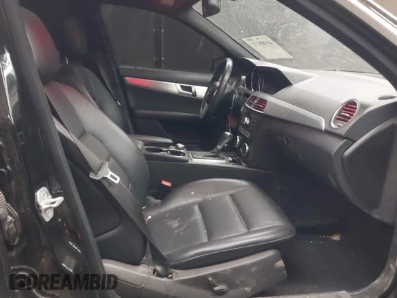 ✅ 2013 Mercedes-Benz C 250 Sport • VIN: WDDGF4HB8DA793855 • Lot: 41989172. Wystawiony na IAAI z przebiegiem 150 537 mil. Bezpłatny archiwum sprzedaży aukcyjnych z USA i szczegółowy raport historii pojazdu na DreamBid. Zdjęcie 5.