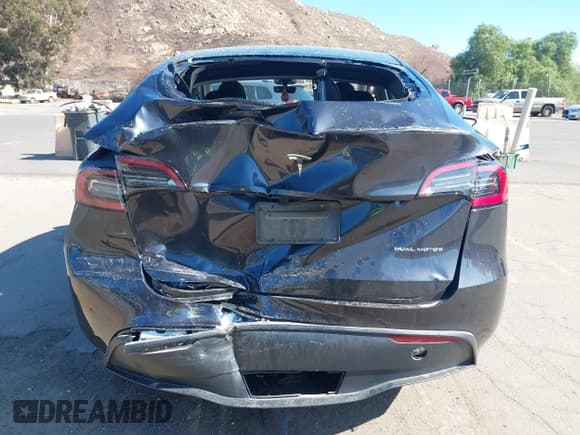 ✅ 2024 Tesla Model Y Long Range • VIN: 7SAYGDEE6RF086930 • Lot: 43453117. Listed on IAAI with Not provided. Free auction sales archive from the USA and detailed vehicle history report at DreamBid. Image 15.