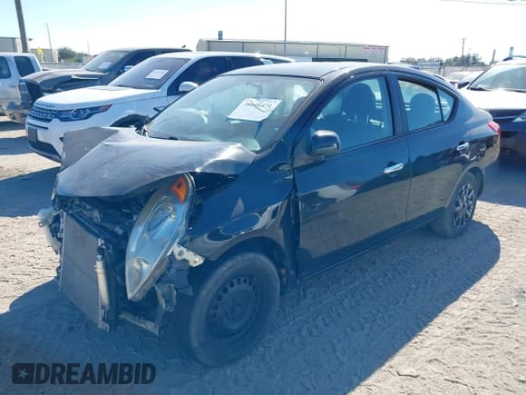 ✅ 2013 Nissan Versa S Plus • VIN: 3N1CN7AP3DL882733 • Lot: 38646471. Wystawiony na IAAI z przebiegiem 139 314 mil. Bezpłatny archiwum sprzedaży aukcyjnych z USA i szczegółowy raport historii pojazdu na DreamBid. Zdjęcie 2.