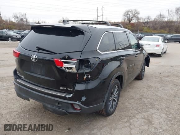 ✅ 2017 Toyota Highlander XLE • VIN: 5TDJZRFH2HS469580 • Lot: 43843833. Listed on IAAI with 120,451 mi. Free auction sales archive from the USA and detailed vehicle history report at DreamBid. Image 6.