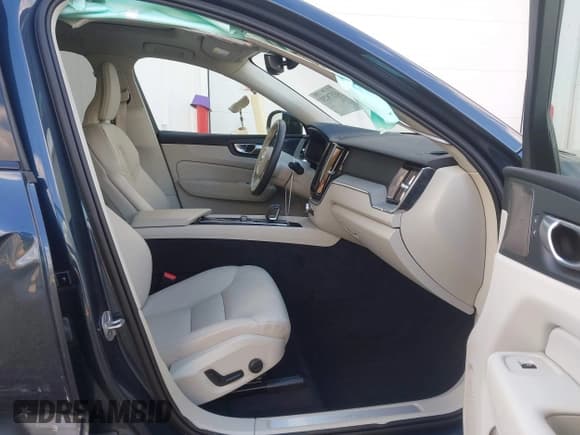 ✅ 2024 Volvo XC60 Plus Dark Theme • VIN: YV4H60DL9R1755089 • Lot: 43578250. Listed on IAAI with 48,205 mi. Free auction sales archive from the USA and detailed vehicle history report at DreamBid. Image 5.