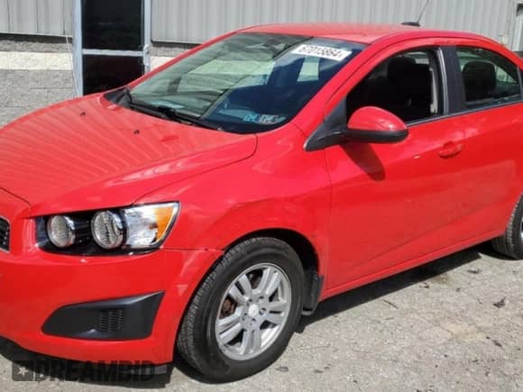 2015 Chevrolet Sonic LT z VIN 1G1JC5SG3F4139150, wystawiony jako Copart lot #67015864 z przebiegiem 39 057 mil mil oraz Szkoda całkowita • Salvage title. Historia ofert i sprzedaży dostępna na DreamBid. Obrazek 1.