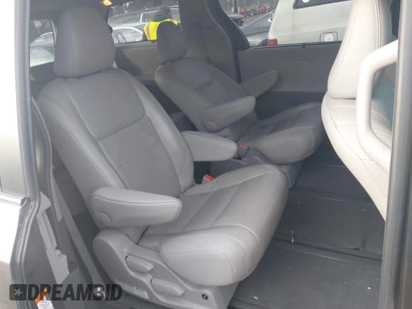 ✅ 2017 Toyota Sienna XLE • VIN: 5TDDZ3DC4HS160419 • Lot: 41633767. Listed on IAAI with 84,888 mi. Free auction sales archive from the USA and detailed vehicle history report at DreamBid. Image 8.