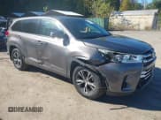 ✅ 2018 Toyota Highlander LE Plus • VIN: 5TDBZRFH3JS498564 • Lot: 43467595. Wystawiony na IAAI z przebiegiem 263 127 mil. Bezpłatny archiwum sprzedaży aukcyjnych z USA i szczegółowy raport historii pojazdu na DreamBid. Zdjęcie 1.