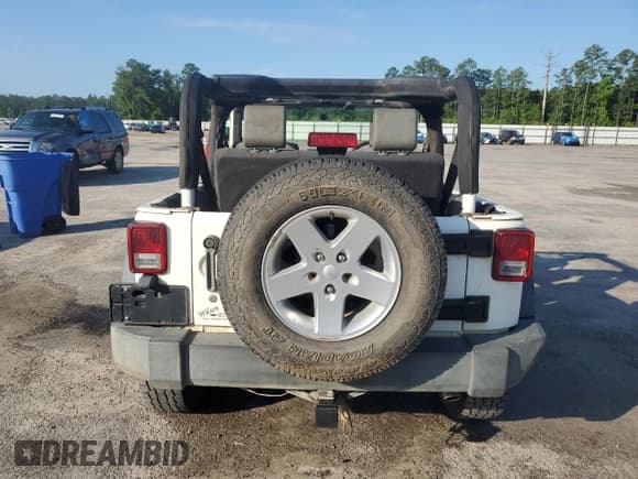 ✅ 2008 Jeep Wrangler X • VIN: 1J4FZ241X8L538255 • Lot: 61461925. Listed on Copart with 266,908 mi. Free auction sales archive from the USA and detailed vehicle history report at DreamBid. Image 6.