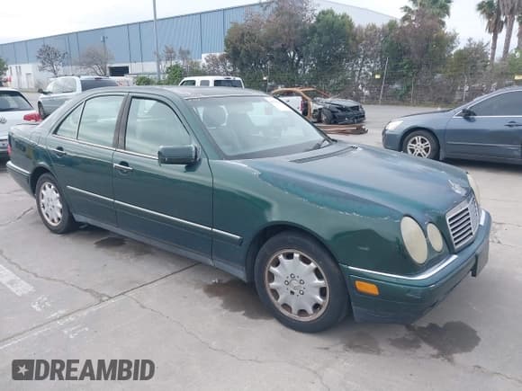 ✅ 1997 Mercedes-Benz E 320 • VIN: WDBJF55F3VJ034009 • Lot: 41710225. Wystawiony na IAAI z przebiegiem 239 673 mil. Bezpłatny archiwum sprzedaży aukcyjnych z USA i szczegółowy raport historii pojazdu na DreamBid. Zdjęcie 1.