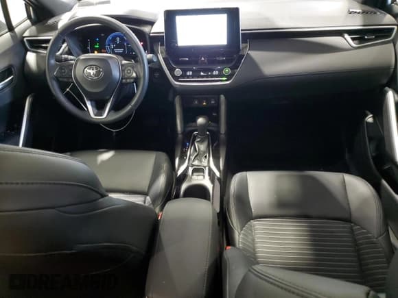 ✅ 2025 Toyota Corolla Cross Hybrid S • VIN: 7MUFBABG9SV071417 • Lot: 89493345. Wystawiony na Copart z przebiegiem 7 743 mil. Bezpłatny archiwum sprzedaży aukcyjnych z USA i szczegółowy raport historii pojazdu na DreamBid. Zdjęcie 8.