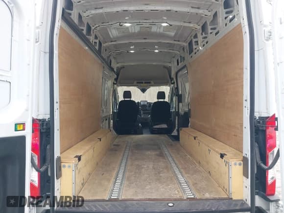 ✅ 2020 Ford Transit Cargo • VIN: 1FTBW3XG0LKB42773 • Lot: 41564980. Wystawiony na IAAI z przebiegiem 57 124 mil. Bezpłatny archiwum sprzedaży aukcyjnych z USA i szczegółowy raport historii pojazdu na DreamBid. Zdjęcie 20.