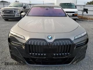 ✅ 2023 BMW i7 xDrive60 • VIN: WBY53EJ02PCL65182 • Lot: 75177134. Wystawiony na Copart z przebiegiem 14 777 mil. Bezpłatny archiwum sprzedaży aukcyjnych z USA i szczegółowy raport historii pojazdu na DreamBid. Zdjęcie 5.