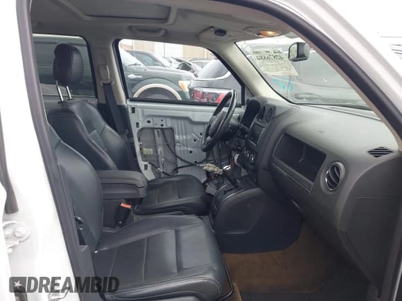 ✅ 2016 Jeep Patriot Latitude • VIN: 1C4NJPFA7GD621055 • Lot: 42876884. Wystawiony na IAAI z przebiegiem 85 693 mil. Bezpłatny archiwum sprzedaży aukcyjnych z USA i szczegółowy raport historii pojazdu na DreamBid. Zdjęcie 5.