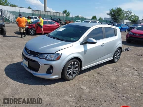 2020 Chevrolet Sonic LT z VIN 1G1JD6SB2L4103288, wystawiony jako IAAI lot #42551085 z przebiegiem 34 845 mil mil oraz . Historia ofert i sprzedaży dostępna na DreamBid. Obrazek 2.