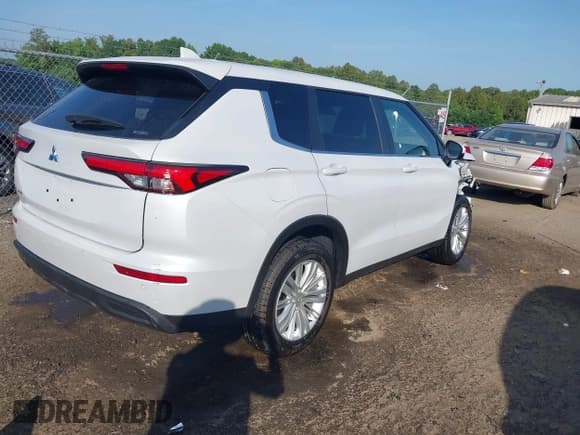 ✅ 2024 Mitsubishi Outlander ES • VIN: JA4J4UA83RZ055713 • Lot: 42527406. Wystawiony na IAAI z przebiegiem 4 511 mil. Bezpłatny archiwum sprzedaży aukcyjnych z USA i szczegółowy raport historii pojazdu na DreamBid. Zdjęcie 4.