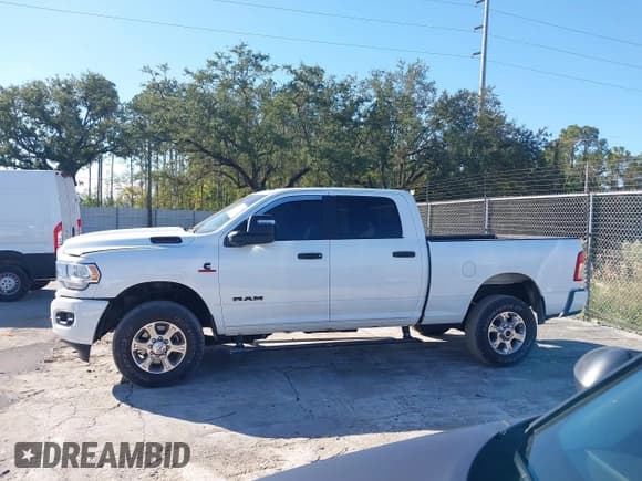 ✅ 2023 Ram 2500 Big Horn • VIN: 3C6UR5DL5PG613267 • Лот: 43606477. Опубликован ранее на IAAI с пробегом 24 345 миль. Бесплатный доступ к архиву аукционных продаж из США и подробный отчёт об истории автомобиля на DreamBid. Изображение 14.