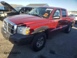 2007 Dodge Dakota ST z VIN 1D7HW28K47S235993, wystawiony jako Copart lot #82984244 z przebiegiem 150 912 mil mil oraz Czysty tytuł • Clean title. Historia ofert i sprzedaży dostępna na DreamBid. Obrazek 1.