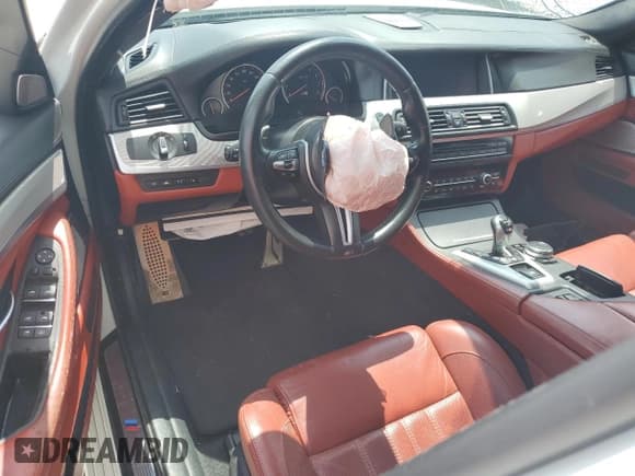 ✅ 2015 BMW M5 • VIN: WBSFV9C54FD594416 • Lot: 60411195. Wystawiony na Copart z przebiegiem 123 715 mil. Bezpłatny archiwum sprzedaży aukcyjnych z USA i szczegółowy raport historii pojazdu na DreamBid. Zdjęcie 8.