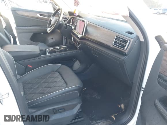 ✅ 2024 Volkswagen Atlas SEL Premium R-Line • VIN: 1V2FR2CAXRC584837 • Lot: 43384938. Wystawiony na IAAI z przebiegiem 24 914 mil. Bezpłatny archiwum sprzedaży aukcyjnych z USA i szczegółowy raport historii pojazdu na DreamBid. Zdjęcie 5.