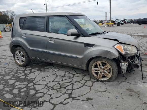✅ 2010 Kia Soul + • VIN: KNDJT2A20A7124401 • Lot: 91655335. Wystawiony na Copart z przebiegiem 121 445 mil. Bezpłatny archiwum sprzedaży aukcyjnych z USA i szczegółowy raport historii pojazdu na DreamBid. Zdjęcie 4.