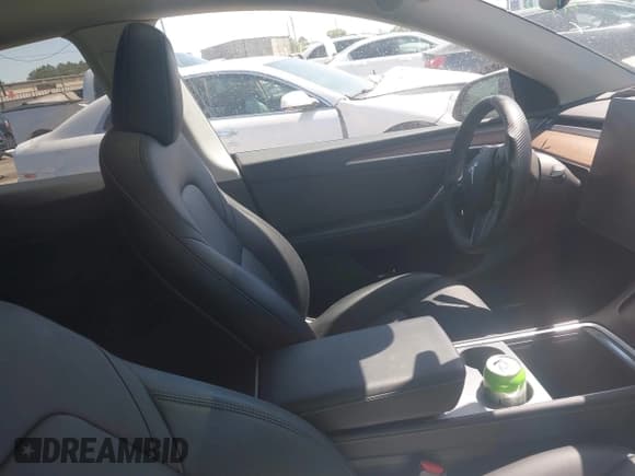 ✅ 2024 Tesla Model Y Long Range • VIN: 7SAYGAEE3RF153644 • Lot: 41932624. Wystawiony na IAAI z przebiegiem Nie podano. Bezpłatny archiwum sprzedaży aukcyjnych z USA i szczegółowy raport historii pojazdu na DreamBid. Zdjęcie 5.