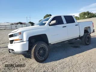 ✅ 2018 Chevrolet Silverado 1500 Custom • VIN: 3GCPCPEC3JG634353 • Лот: 71543295. Опубликован ранее на Copart с пробегом 83 257 миль. Бесплатный доступ к архиву аукционных продаж из США и подробный отчёт об истории автомобиля на DreamBid. Изображение 1.