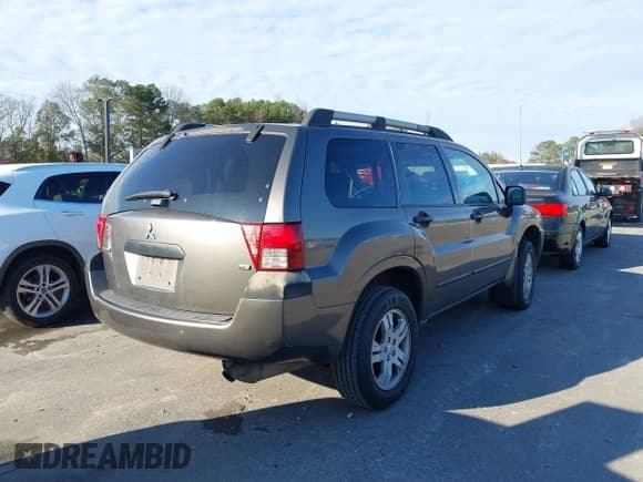 ✅ 2005 Mitsubishi Endeavor LS • VIN: 4A4MM21SX5E071033 • Lot: 43884359. Listed on IAAI with 300,180 mi. Free auction sales archive from the USA and detailed vehicle history report at DreamBid. Image 4.