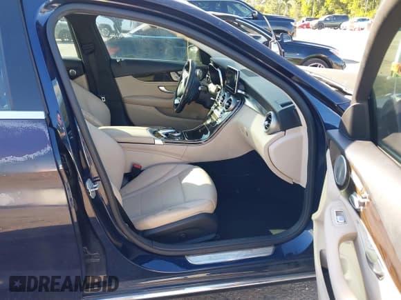 ✅ 2015 Mercedes-Benz C 300 Luxury • VIN: 55SWF4KB1FU058951 • Lot: 43717785. Listed on IAAI with 175,758 mi. Free auction sales archive from the USA and detailed vehicle history report at DreamBid. Image 5.