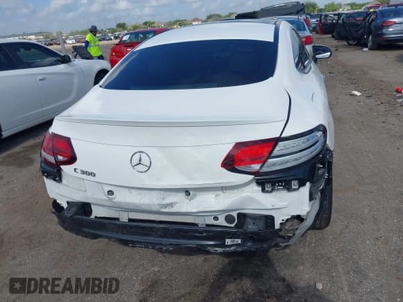 ✅ 2019 Mercedes-Benz C 300 • VIN: WDDWJ8DB2KF863714 • Lot: 42569540. Wystawiony na IAAI z przebiegiem 40 255 mil. Bezpłatny archiwum sprzedaży aukcyjnych z USA i szczegółowy raport historii pojazdu na DreamBid. Zdjęcie 17.
