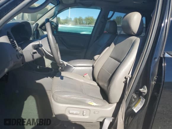 ✅ 2005 Toyota Sequoia SR5 • VIN: 5TDBT44A45S240019 • Lot: 82559155. Wystawiony na Copart z przebiegiem 248 083 mil. Bezpłatny archiwum sprzedaży aukcyjnych z USA i szczegółowy raport historii pojazdu na DreamBid. Zdjęcie 7.