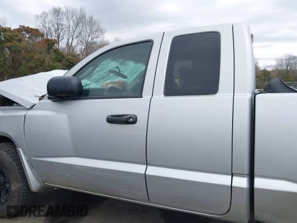 2008 Dodge Dakota z VIN 1D7HW32K08S514373, wystawiony jako IAAI lot #41814272 z przebiegiem 137 787 mil mil oraz . Historia ofert i sprzedaży dostępna na DreamBid. Obrazek 14.