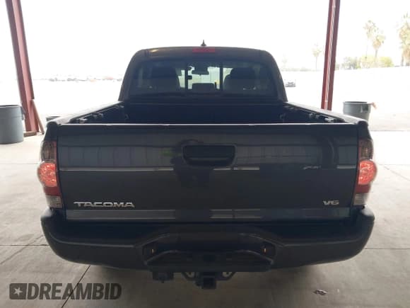 ✅ 2015 Toyota Tacoma • VIN: 3TMLU4EN6FM198795 • Lot: 41612057. Listed on IAAI with 103,001 mi. Free auction sales archive from the USA and detailed vehicle history report at DreamBid. Image 17.