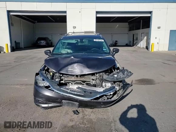 ✅ 2020 Chrysler Voyager LXi • VIN: 2C4RC1DG1LR172723 • Lot: 82142135. Wystawiony na Copart z przebiegiem 108 857 mil. Bezpłatny archiwum sprzedaży aukcyjnych z USA i szczegółowy raport historii pojazdu na DreamBid. Zdjęcie 14.