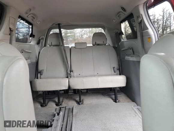 ✅ 2011 Toyota Sienna XLE • VIN: 5TDYK3DC8BS136489 • Лот: 85425445. Опубликован ранее на Copart с пробегом 211 178 миль. Бесплатный доступ к архиву аукционных продаж из США и подробный отчёт об истории автомобиля на DreamBid. Изображение 10.