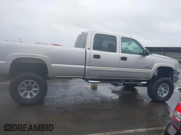✅ 2005 Chevrolet Silverado 2500HD LT • VIN: 1GCHK23275F916541 • Lot: 41798766. Wystawiony na IAAI z przebiegiem 80 169 mil. Bezpłatny archiwum sprzedaży aukcyjnych z USA i szczegółowy raport historii pojazdu na DreamBid. Zdjęcie 13.