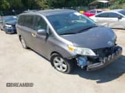 ✅ 2016 Toyota Sienna LE AAS • VIN: 5TDKK3DC5GS707921 • Лот: 43116737. Опубликован ранее на IAAI с пробегом 131 515 миль. Бесплатный доступ к архиву аукционных продаж из США и подробный отчёт об истории автомобиля на DreamBid. Изображение 1.