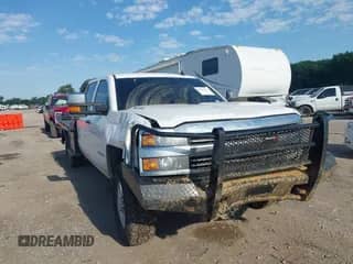 2015 Chevrolet Silverado 2500HD z VIN 1GB1KVE81FF135606, wystawiony jako IAAI lot #42242341 z przebiegiem 231 879 mil mil oraz . Historia ofert i sprzedaży dostępna na DreamBid. Obrazek 1.