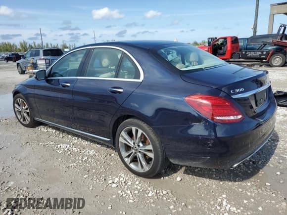 ✅ 2017 Mercedes-Benz C 300 • VIN: 55SWF4KBXHU220949 • Lot: 56018725. Wystawiony na Copart z przebiegiem 117 826 mil. Bezpłatny archiwum sprzedaży aukcyjnych z USA i szczegółowy raport historii pojazdu na DreamBid. Zdjęcie 2.