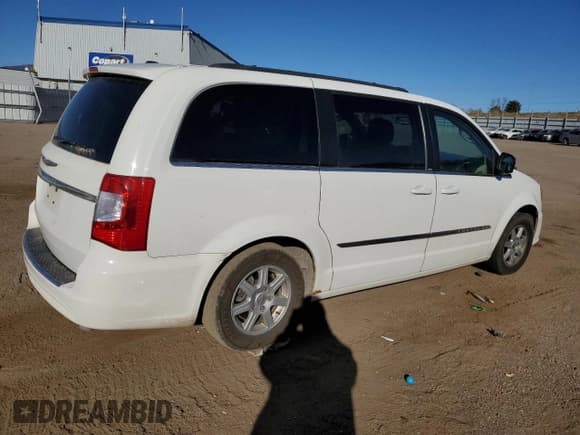 ✅ 2011 Chrysler Town & Country Touring • VIN: 2A4RR5DGXBR677271 • Лот: 90100155. Опубликован ранее на Copart с пробегом 221 070 миль. Бесплатный доступ к архиву аукционных продаж из США и подробный отчёт об истории автомобиля на DreamBid. Изображение 3.