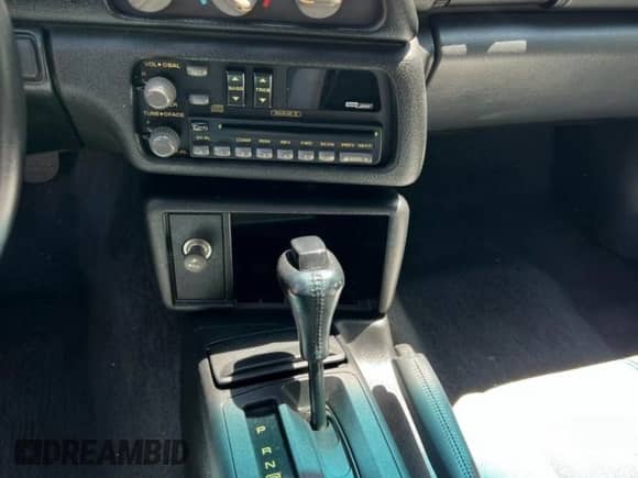 1993 Chevrolet Camaro Z28 z VIN 2G1FP22P3P2106343, wystawiony jako Copart lot #91617615 z przebiegiem 32 035 mil mil oraz Czysty tytuł • Clean title. Historia ofert i sprzedaży dostępna na DreamBid. Obrazek 9.