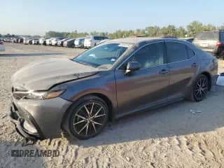 2021 Toyota Camry SE с VIN 4T1G11AK1MU422418, выставлен на аукционе Copart как лот 82512755 с пробегом 21 807 миль миль и Списание • Salvage title. История ставок и продаж доступна на DreamBid. Изображение 1.