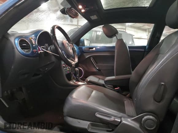 ✅ 2016 Volkswagen Beetle SE • VIN: 3VWJ17AT2GM606133 • Lot: 91109365. Wystawiony na Copart z przebiegiem 149 848 mil. Bezpłatny archiwum sprzedaży aukcyjnych z USA i szczegółowy raport historii pojazdu na DreamBid. Zdjęcie 7.