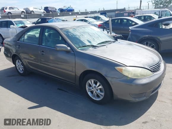 ✅ 2005 Toyota Camry LE • VIN: 4T1BF32K25U595582 • Lot: 43288592. Wystawiony na IAAI z przebiegiem 117 213 mil. Bezpłatny archiwum sprzedaży aukcyjnych z USA i szczegółowy raport historii pojazdu na DreamBid. Zdjęcie 1.
