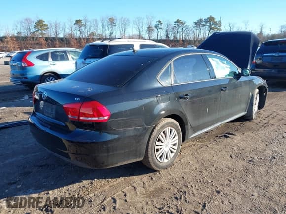 ✅ 2015 Volkswagen Passat S • VIN: 1VWAT7A34FC044696 • Lot: 41578529. Wystawiony na IAAI z przebiegiem 98 856 mil. Bezpłatny archiwum sprzedaży aukcyjnych z USA i szczegółowy raport historii pojazdu na DreamBid. Zdjęcie 17.