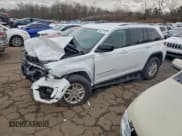 ✅ 2023 Jeep Grand Cherokee Laredo • VIN: 1C4RJHAG1P8701009 • Lot: 93411715. Wystawiony na Copart z przebiegiem 21 447 mil. Bezpłatny archiwum sprzedaży aukcyjnych z USA i szczegółowy raport historii pojazdu na DreamBid. Zdjęcie 1.