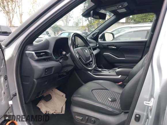 ✅ 2021 Toyota Highlander XSE • VIN: 5TDJZRAH1MS033062 • Lot: 43450522. Listed on IAAI with 39,606 mi. Free auction sales archive from the USA and detailed vehicle history report at DreamBid. Image 18.